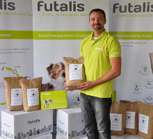 Geschäftsführer Christian Hetke mit Futterspende für das Tierheim Freiburg
