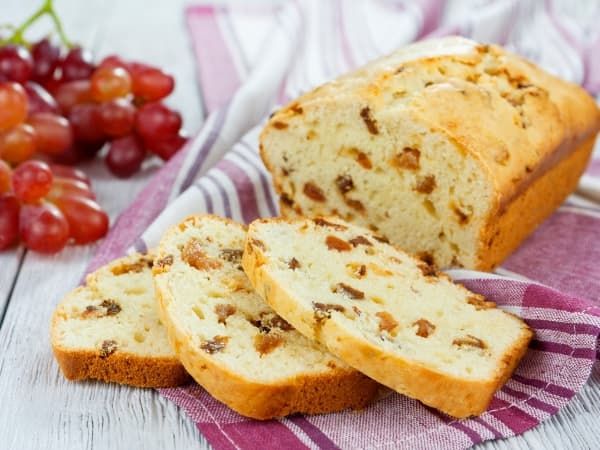 angeschnittener-rosinenkuchen