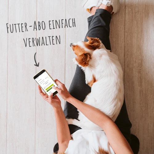 frau-mit-hund-auf-den-beinen-bedient-die-futalis-app
