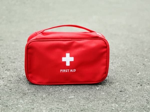 erste-hilfe-koffer-steht-auf-dem-boden